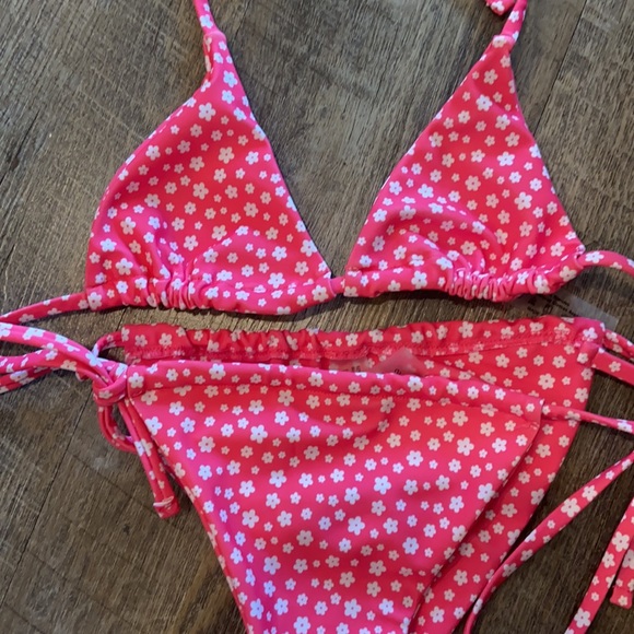 Bikini - Picture 2 of 2